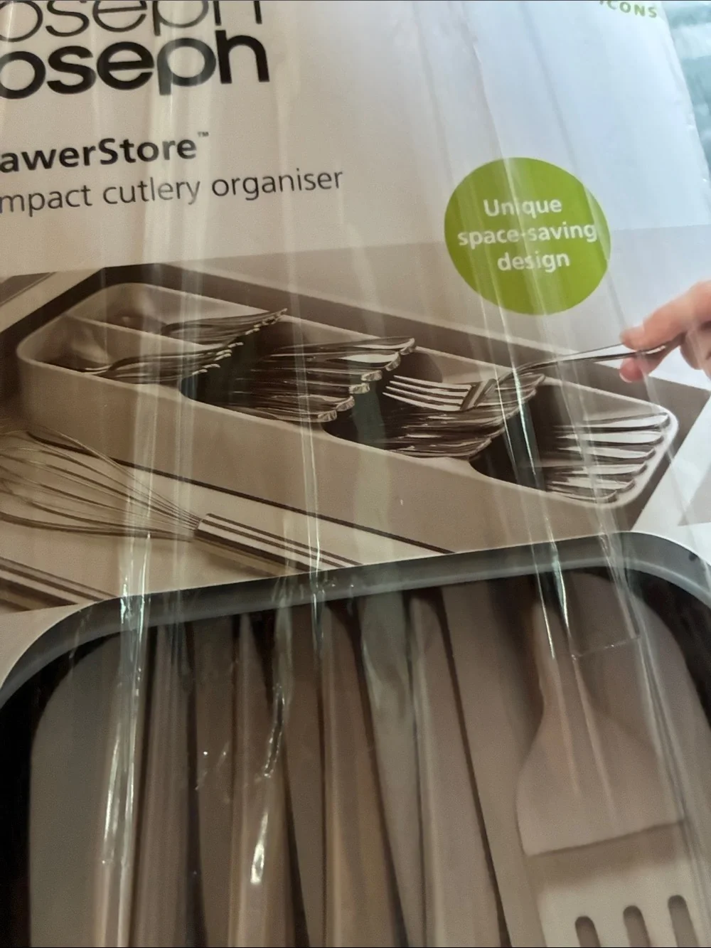 Compact cutlery organizer.